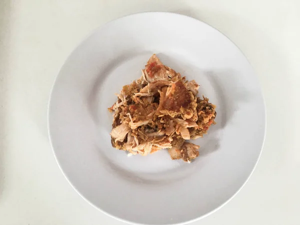 白い背景に隔離された白いプレート上に唐辛子とニンニクの風味とアイアム ゲプレックまたはスパイシーな鶏のクラッシュ インドネシア料理辛い食べ物 — ストック写真