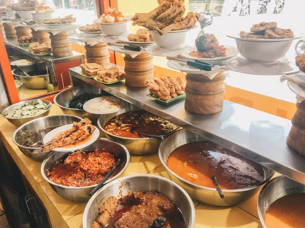 Warung Nasi Padang, Padang pirinç körisi, pirinç ve yan yemekler, padang aslen bir karışımı. Endonezya Mutfak Gıda