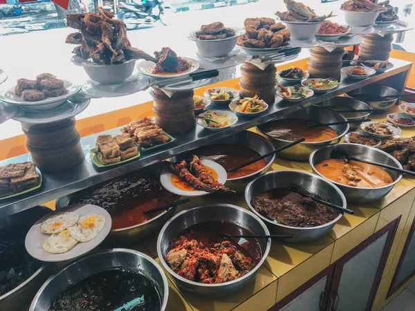 瓦隆纳西巴东 巴东米咖喱最有名的饭菜之一 与印尼 大米和配菜的混合 最初来自巴东 印尼烹饪食品 — 图库照片