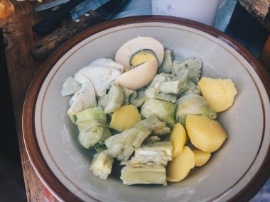 fıstık sosları olmadan Siomay. Siomay patates ile Balık pastası köfte, yumurta, ve lahana rulo fıstık ve Chili soslar ile hizmet vermektedir. Siomay Endonezya mutfağı geleneksel gıda