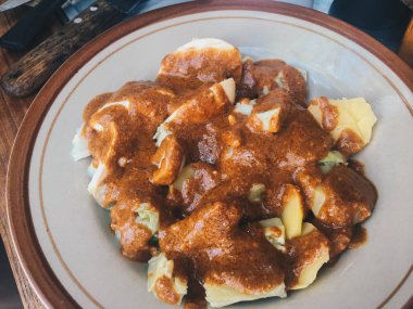 patates, yumurta ve lahana rulo fıstık ve biber sosları ile servis ile siomay Balık kek köfte