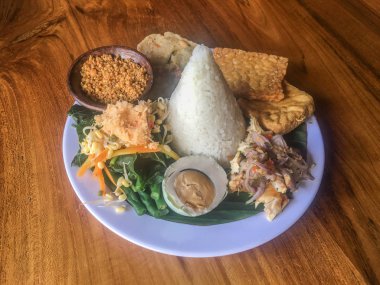 Java geleneksel gıda nasi tumpeng veya Endonezya nasi campur veya tumpeng pirinç, sambal matah, tuzlu yumurta, karışık sebze veya pecel, tofu ve tempeh ile karışık pirinç. Geleneksel Endonezya mutfak gıda
