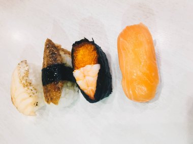 Gri arka planda Nigiri Sushi, üst görünüm