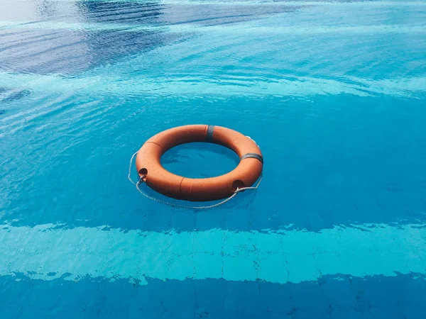 Life Ring Reddingsboei Drijvend Een Helder Zwembad Water — Stockfoto