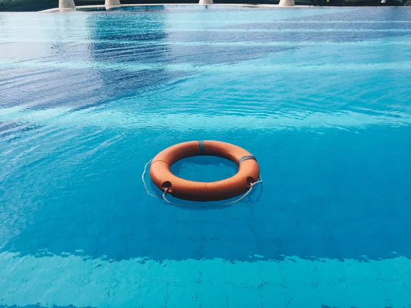 Rettungsring Oder Rettungsring Schwimmen Klarem Poolwasser — Stockfoto