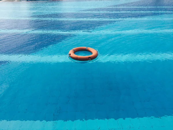 Life Ring Reddingsboei Drijvend Een Helder Zwembad Water — Stockfoto