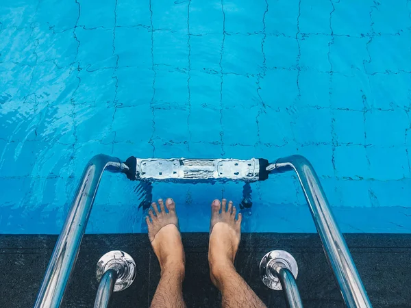 Männliche Füße Auf Schwimmbadleiter — Stockfoto