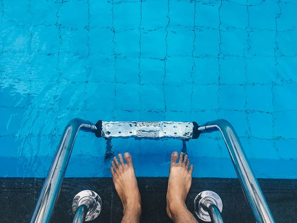 Männliche Füße Auf Schwimmbadleiter — Stockfoto
