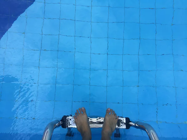 Mužské Nohy Žebříku Bazénu — Stock fotografie