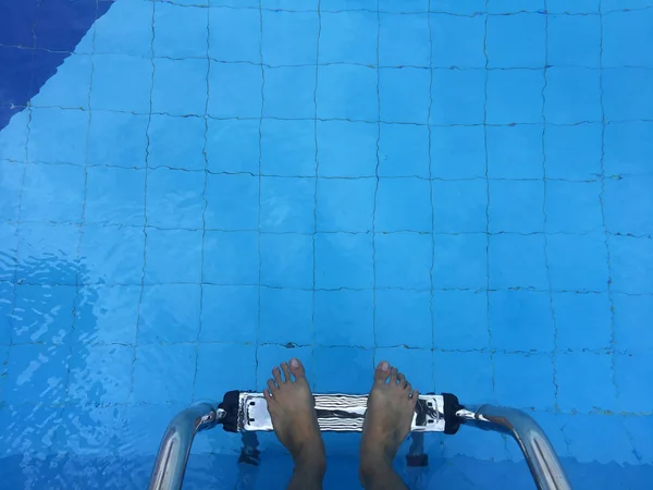 Yüzme Havuzu Merdiveninde Erkek Ayakları — Stok fotoğraf