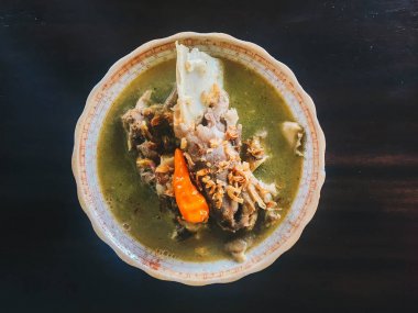 Tengkleng, ne kadar iyi. kaburga ve kemik çorba ile pişirilen keçi eti. Endonezya Geleneksel Gıda Barbekü Kuzu Kemiği siyah ahşap arka plan üzerinde izole yapılmış