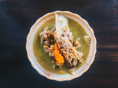 Tengkleng, ne kadar iyi. kaburga ve kemik çorba ile pişirilen keçi eti. Endonezya Geleneksel Gıda Barbekü Kuzu Kemiği siyah ahşap arka plan üzerinde izole yapılmış