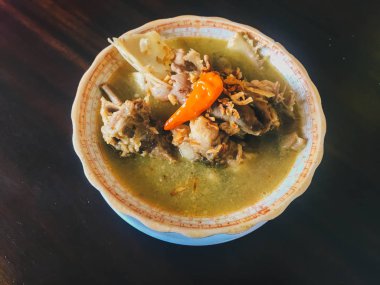 Tengkleng, ne kadar iyi. kaburga ve kemik çorba ile pişirilen keçi eti. Endonezya Geleneksel Gıda Barbekü Kuzu Kemiği siyah ahşap arka plan üzerinde izole yapılmış