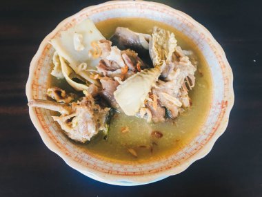 Tengkleng, ne kadar iyi. kaburga ve kemik çorba ile pişirilen keçi eti. Endonezya Geleneksel Gıda Barbekü Kuzu Kemiği siyah ahşap arka plan üzerinde izole yapılmış