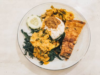 Nasi Padang veya Padang pirinç en ünlü yemeklerden biri Endonezya, pirinç ve yan yemekleri, Padang aslen bir karışımı ile ilişkili olmak köri. Endonezyalı mutfak yemekleri