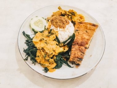 Nasi Padang veya Padang pirinç en ünlü yemeklerden biri Endonezya, pirinç ve yan yemekleri, Padang aslen bir karışımı ile ilişkili olmak köri. Endonezyalı mutfak yemekleri