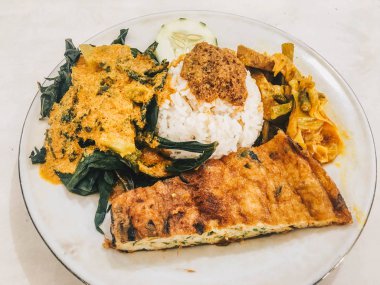 Nasi Padang veya Padang pirinç en ünlü yemeklerden biri Endonezya, pirinç ve yan yemekleri, Padang aslen bir karışımı ile ilişkili olmak köri. Endonezyalı mutfak yemekleri