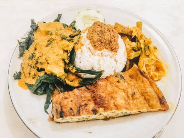 Nasi Padang veya Padang pirinç en ünlü yemeklerden biri Endonezya, pirinç ve yan yemekleri, Padang aslen bir karışımı ile ilişkili olmak köri. Endonezyalı mutfak yemekleri