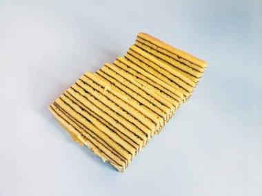 Lapis Kek veya Lapis Okunaklı. beyaz arka plan üzerinde izole beyaz plaka üzerinde geleneksel endonezya tatlı katmanlı kek. 