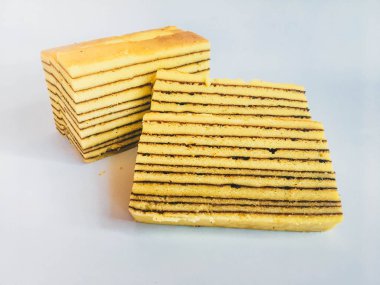 Lapis Kek veya Lapis Okunaklı. beyaz arka plan üzerinde izole beyaz plaka üzerinde geleneksel endonezya tatlı katmanlı kek. 