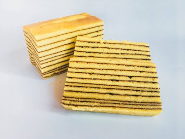 Lapis Kek veya Lapis Okunaklı. beyaz arka plan üzerinde izole beyaz plaka üzerinde geleneksel endonezya tatlı katmanlı kek. 