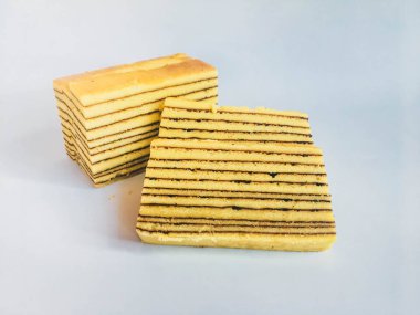 Lapis Kek veya Lapis Okunaklı. beyaz arka plan üzerinde izole beyaz plaka üzerinde geleneksel endonezya tatlı katmanlı kek. 