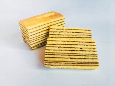 Lapis Kek veya Lapis Okunaklı. beyaz arka plan üzerinde izole beyaz plaka üzerinde geleneksel endonezya tatlı katmanlı kek. 