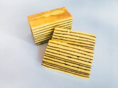 Lapis Kek veya Lapis Okunaklı. beyaz arka plan üzerinde izole beyaz plaka üzerinde geleneksel endonezya tatlı katmanlı kek. 
