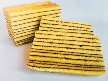 Lapis Kek veya Lapis Okunaklı. beyaz arka plan üzerinde izole beyaz plaka üzerinde geleneksel endonezya tatlı katmanlı kek. 