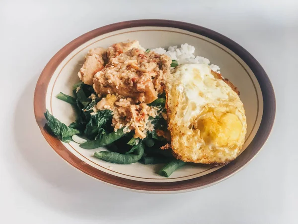 東ジャワ州と中央ジャワ州の伝統的な食べ物であるレトクやサンバルタンパンは ゆで野菜 卵を添えて提供しています 白い背景に隔離 — ストック写真
