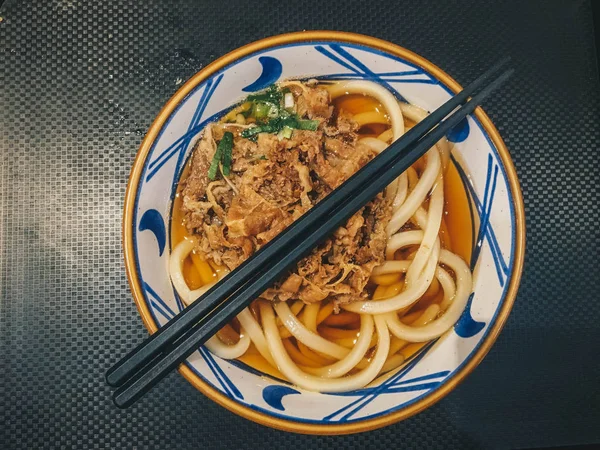 Mie Udon Makanan Jepang Dengan Beberapa Daging Close Dalam Mangkuk — Stok Foto