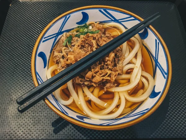 Mie Udon Makanan Jepang Dengan Beberapa Daging Close Dalam Mangkuk — Stok Foto