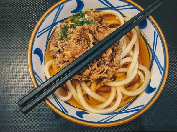 Udon Tésztát Japán Élelmiszer Néhány Húst Közelítő Egy Tálban Asztalon — Stock Fotó