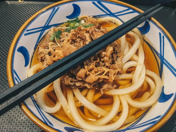 Udon Tésztát Japán Élelmiszer Néhány Húst Közelítő Egy Tálban Asztalon — Stock Fotó