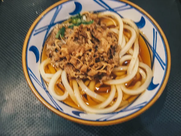 Macarrão Udon Comida Japonesa Com Pouco Carne Close Uma Tigela — Fotografia de Stock
