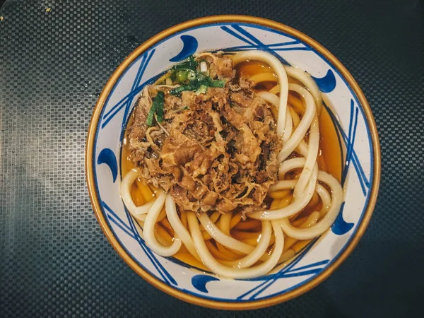 Macarrão Udon Comida Japonesa Com Pouco Carne Close Uma Tigela — Fotografia de Stock