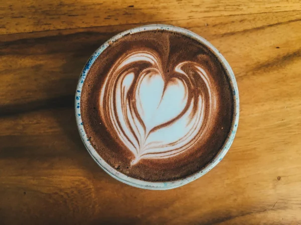 Какао Шоколадный Напиток Латте Любви Кружке Изолированы Деревянном Фоне Вид — стоковое фото