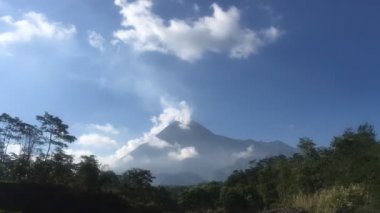 Bulutlu gökyüzü altında Merapi Volcano Dağı Manzara görünümü, Yogyakarta, Endonezya