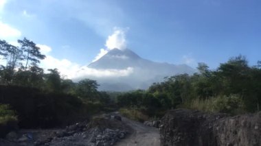Bulutlu gökyüzü altında Merapi Volcano Dağı Manzara görünümü, Yogyakarta, Endonezya