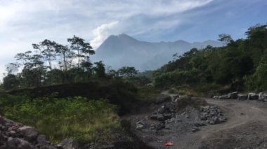 Bulutlu gökyüzü altında Merapi Volcano Dağı Manzara görünümü, Yogyakarta, Endonezya