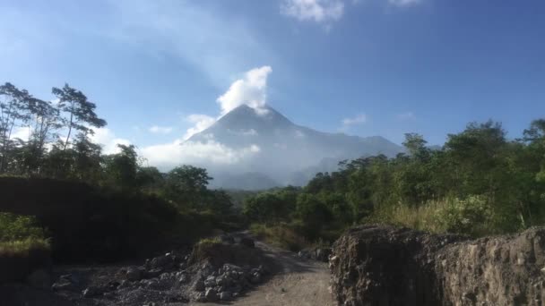 Vista Panorámica Montaña Del Volcán Merapi Bajo Cielo Nublado Yogyakarta — Vídeos de Stock
