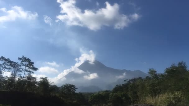 Bulutlu Gökyüzü Altında Merapi Volcano Dağı Manzara Görünümü Yogyakarta Endonezya — Stok video