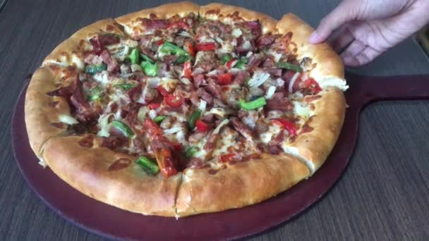 Recortado Tiro Mujer Tomando Pedazo Pizza Italiana — Vídeos de Stock