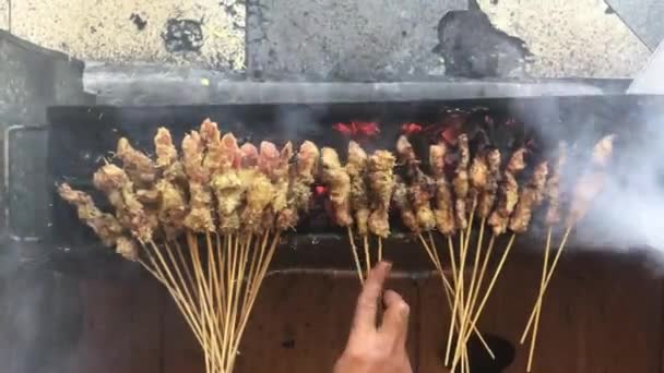 サテケラパまたはサテクロポやココナッツサテ 鶏肉や肉のサテとココナッツ成分の人々による赤い火のグリル スラバヤ 東ジャワ インドネシアの白いプレートの伝統的なサテー — ストック動画