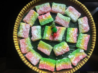 gökkuşağı buğulanmış sünger kek veya gökkuşağı Pirinç Unu Muffin veya bolu kukus pelangi. Endonezya geleneksel buğulanmış kek, lezzetli ve tatlı tat