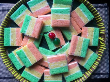 gökkuşağı buğulanmış sünger kek veya gökkuşağı Pirinç Unu Muffin veya bolu kukus pelangi. Endonezya geleneksel buğulanmış kek, lezzetli ve tatlı tat