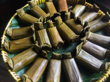 arem-arem java geleneksel gıdadır. Arem-arem sebze veya sambal veya et ve tavuk muz yaprakları sarılmış içeren pirinç kek yapılmış