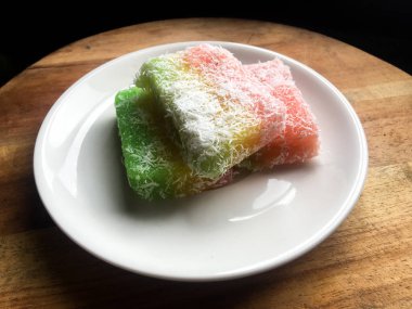 Lapis Singkong Kek veya Manyok Kek veya Bengawan Solo kek java manyok yapılan renkli, Endonezya geleneksel pasta ile