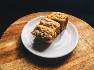 Tahu bakso veya tofu ve köfte. geleneksel Endonezya yemekleri. asya mutfak tahu bakso. Endonezya sokak yemekleri. ahşap masa arka plan ile beyaz plaka üzerinde biber ve marul ile servis