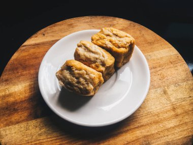 Tahu bakso veya tofu ve köfte. geleneksel Endonezya yemekleri. asya mutfak tahu bakso. Endonezya sokak yemekleri. ahşap masa arka plan ile beyaz plaka üzerinde biber ve marul ile servis